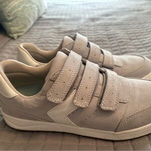 Women’s Dr Scholl’s shoes- Gently Used size 9